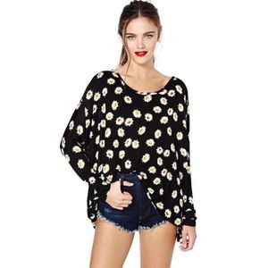 • Nasty Gal • Adorable Flirty Batwing Daisy Shirt